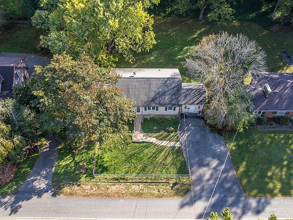 3rd image of 915 Lake Dr