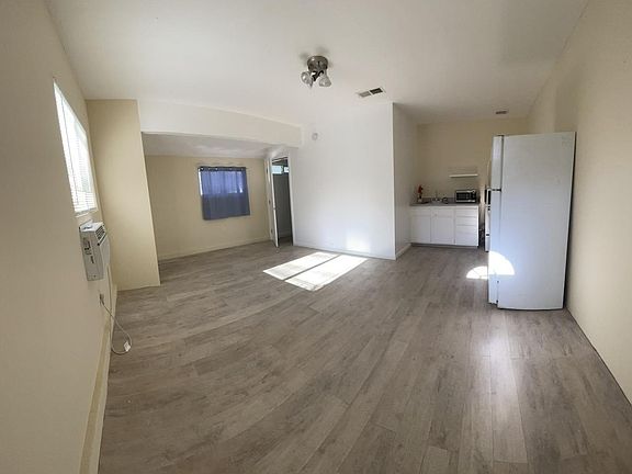 3rd image of 6251 Canby Ave #R