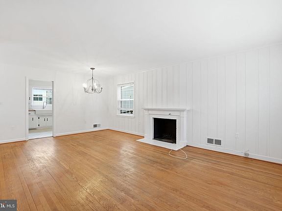5th image of 5331 42nd Pl NW