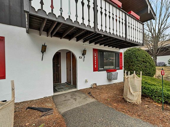 4th image of 48 Linderhof Golf Course Road #1