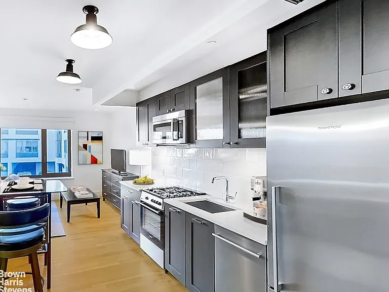 180 Franklin Ave #201 — Photo 4