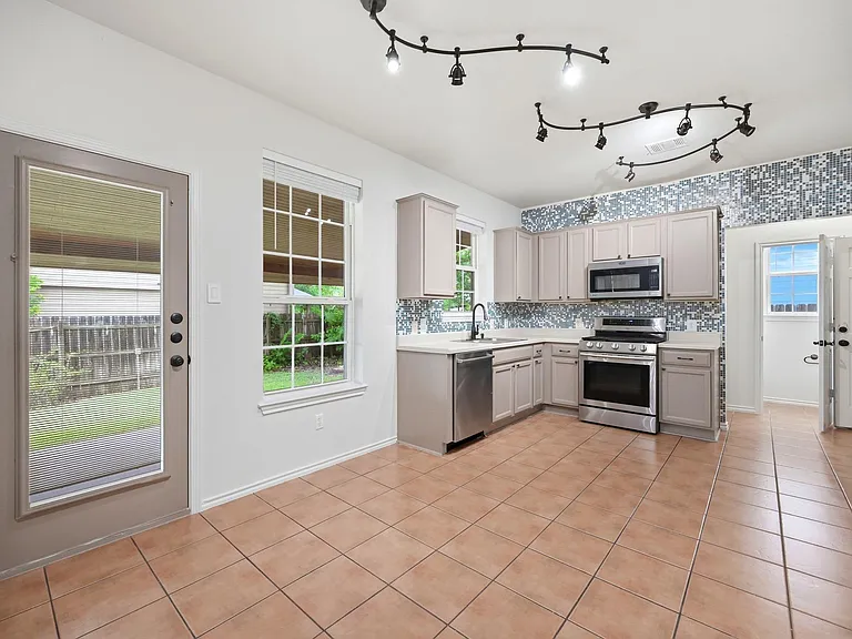 1136 Beechwood Dr — Photo 13