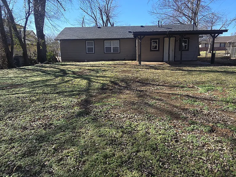 1409 Thompson Dr — Photo 2