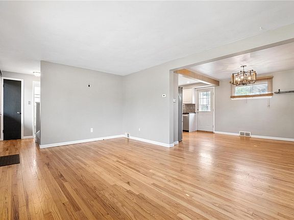 5th image of 748 Edgewater Dr