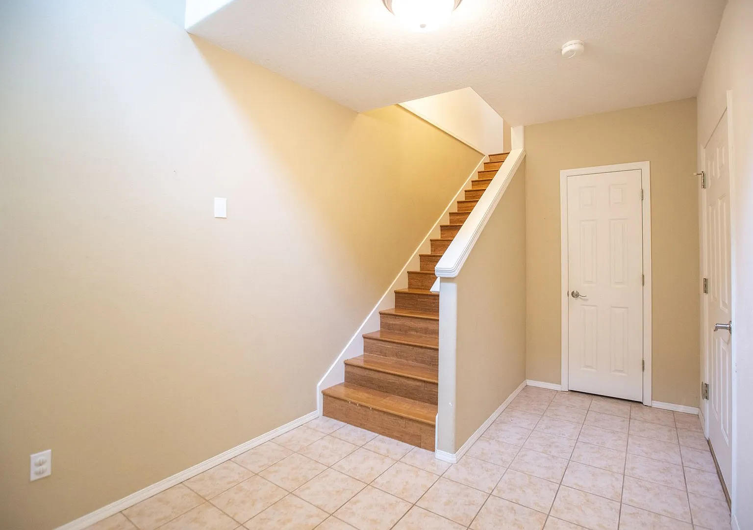 *Large Tigard End -Unit Townhome* — Photo 2