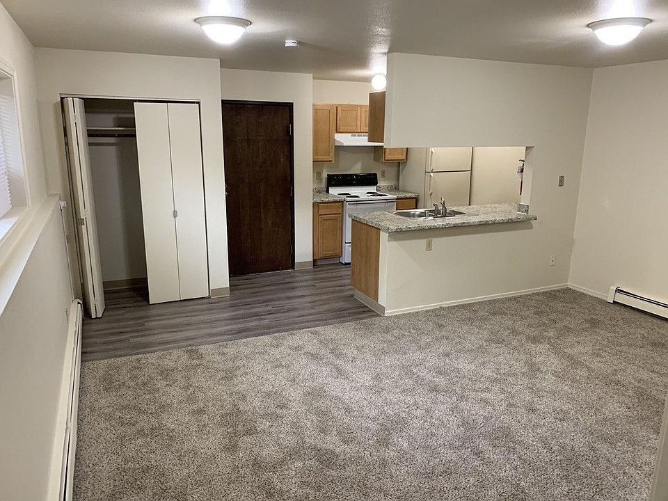 Entry/kitchen