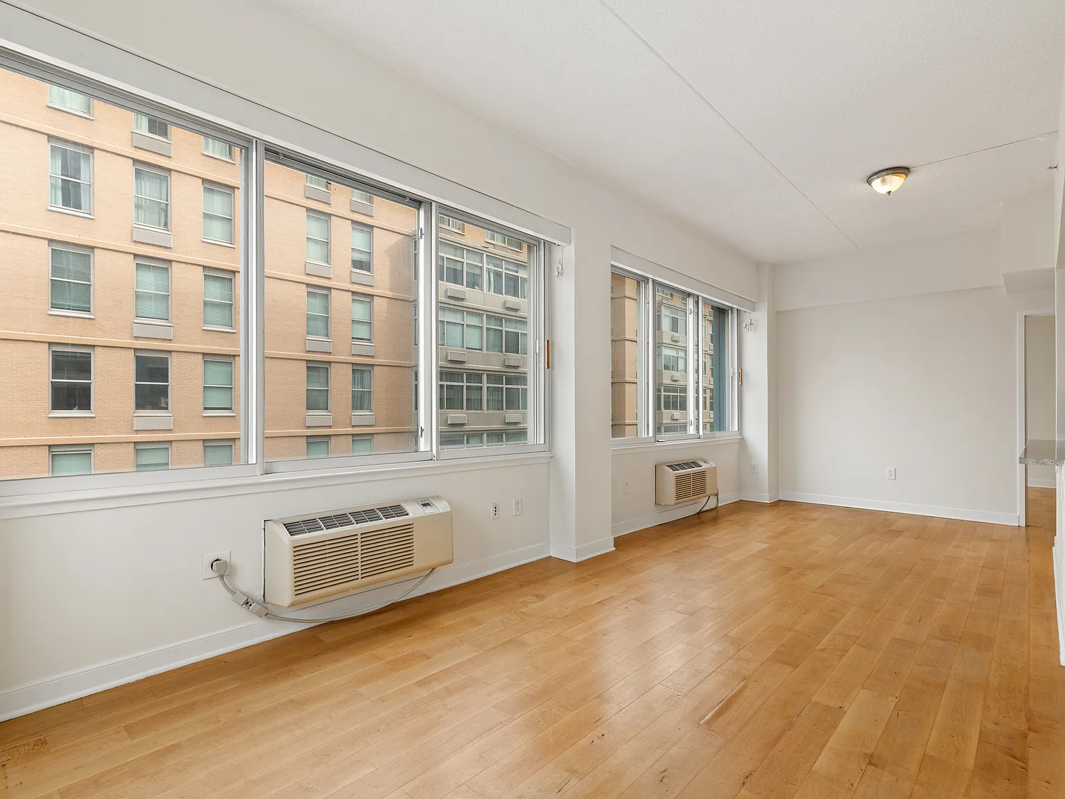 2 bed, 976 sqft, $4,340 — Photo 3