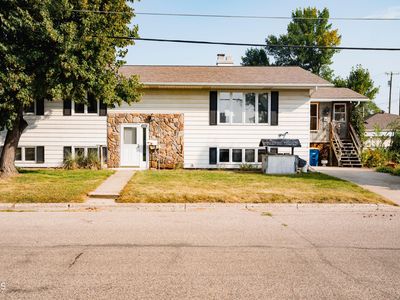 705 11th St SE, Jamestown, ND, 58401