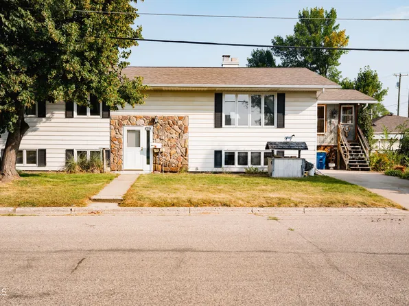 705 11th St SE, Jamestown, ND 58401