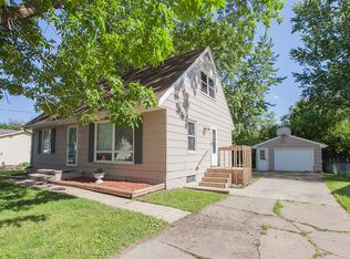 7830 Drake St, Clive, IA 50325