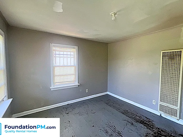 2332 E Warren St — Photo 6