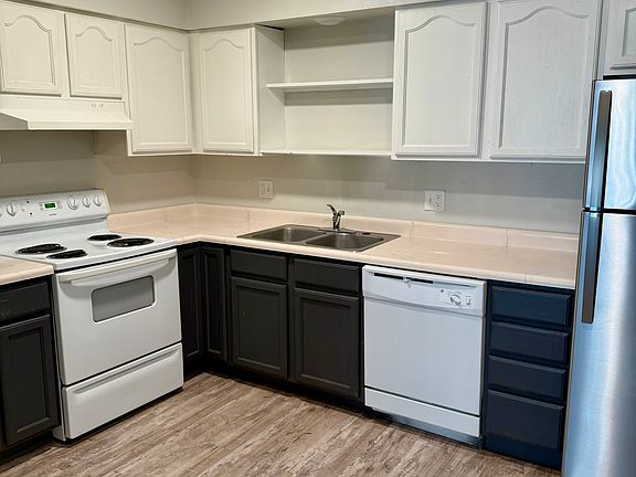 2nd image of 923 E College St #9