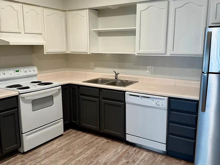 923 E College St #9 — Photo 2