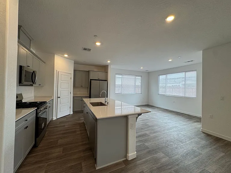 997 W Pioneer Dr — Photo 7