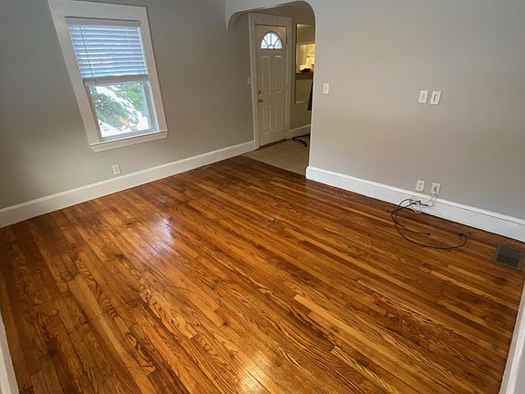 4th image of 118 Thicket St