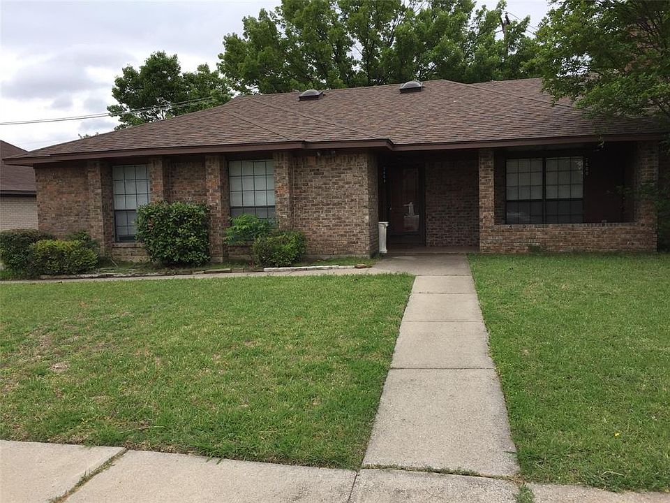 Ranch-style home with a front yard