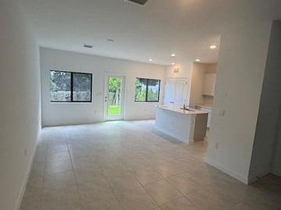 2nd image of 4844 Dillion St