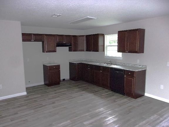 3rd image of 913 Evergreen Ln