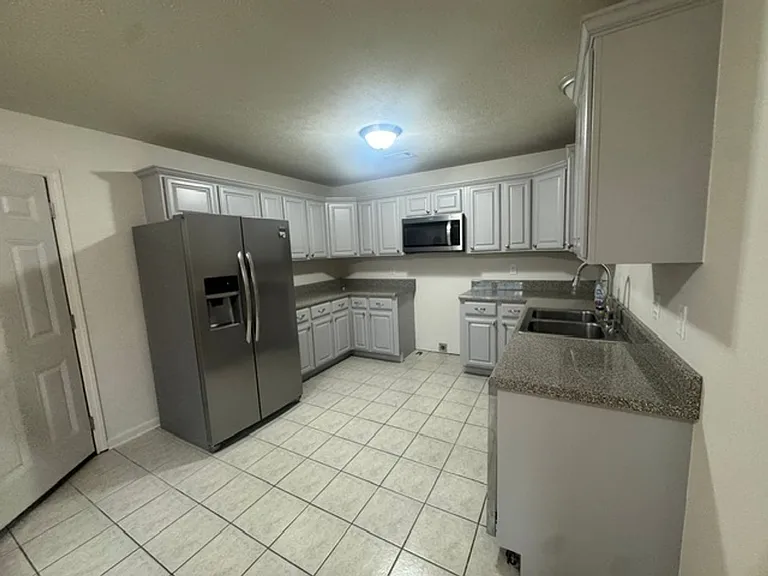 100 E Lauren Rd — Photo 8