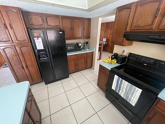 Kitchen-Common Area
