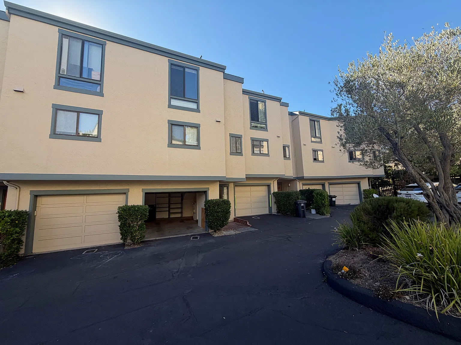 2 bed, 1.5 bath, 1350 sqft, $4,100 — Photo 1