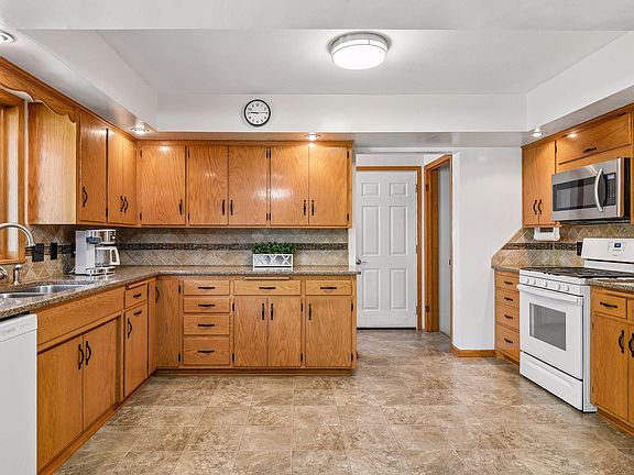 3rd image of 130 Faxon Rd S