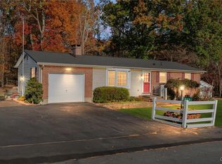 212 Lancelot Dr, Stroudsburg, PA 18360