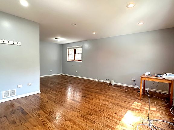 3rd image of 5407 N Sawyer Ave #1