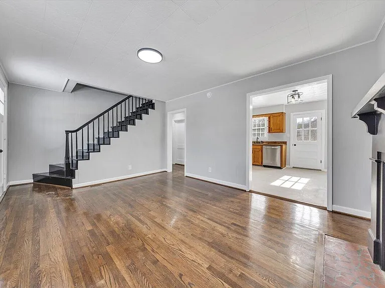 32 Upland Dr — Photo 3