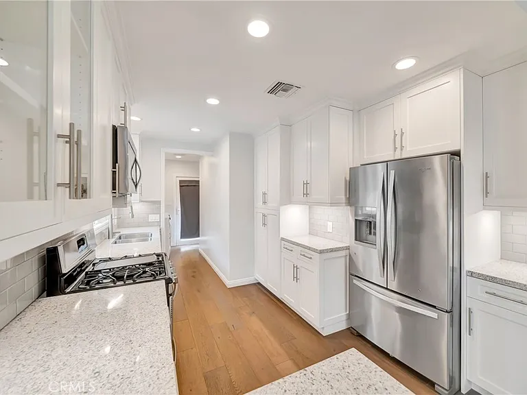 4833 Longridge Ave — Photo 14