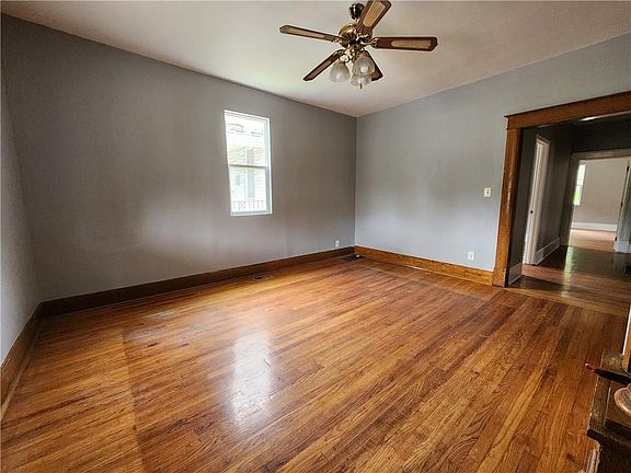3rd image of 702 Corby St