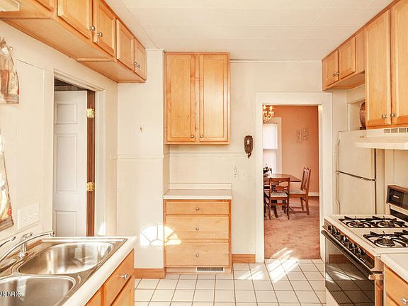 5th image of 22 Beckman Ave S