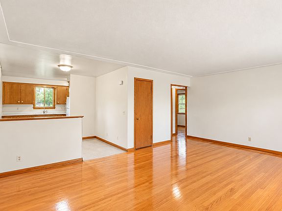 3rd image of 2602 37th Ave NE