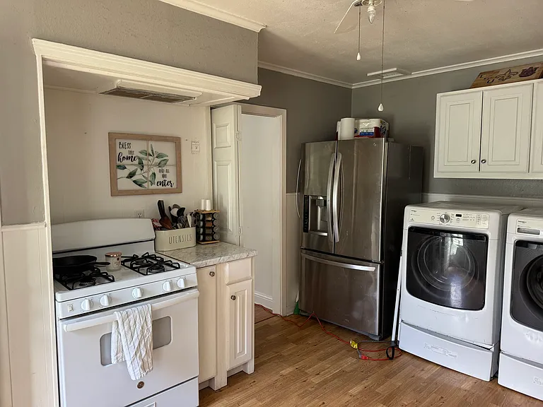 231 E Slattery Blvd — Photo 2