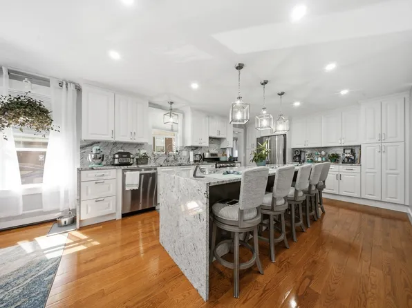 26 Acacia St, Gloucester, MA 01930