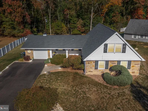 99 Holstone Ln, Willingboro, NJ 08046