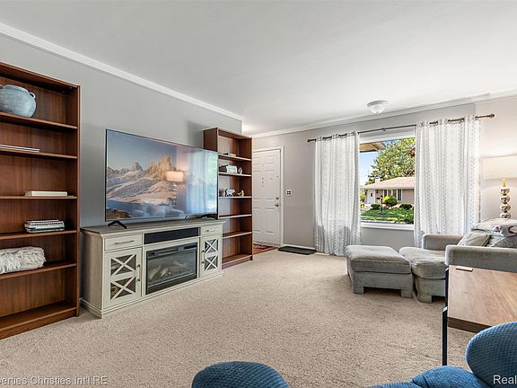 5th image of 20200 Shores St