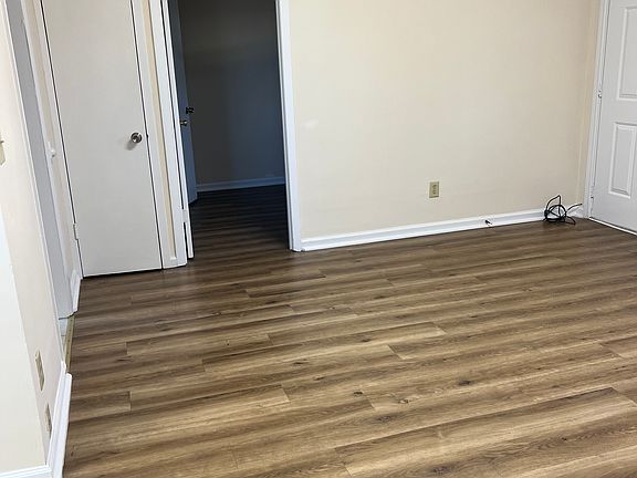 3rd image of 512 Crescent Dr #1
