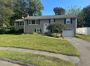 26 Macintosh Rd, Norwalk, CT 06851