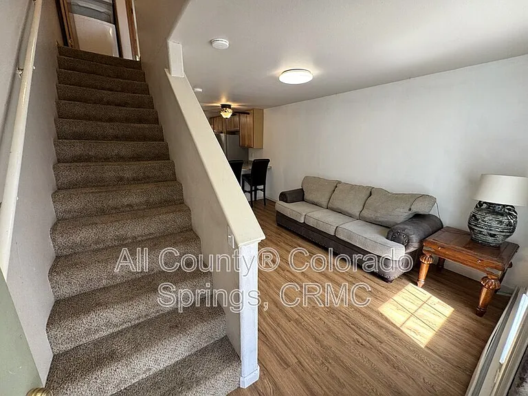 565 W Dale St — Photo 9