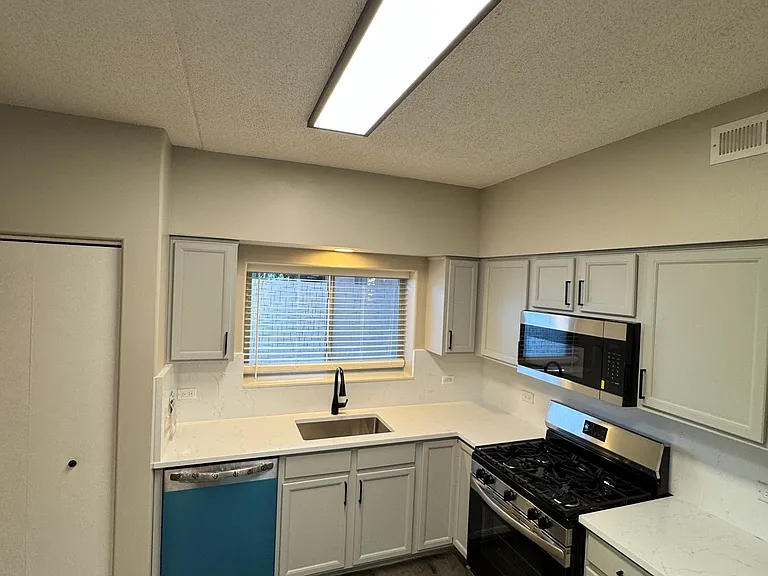 5045 N Northwest Hwy #201 — Photo 5