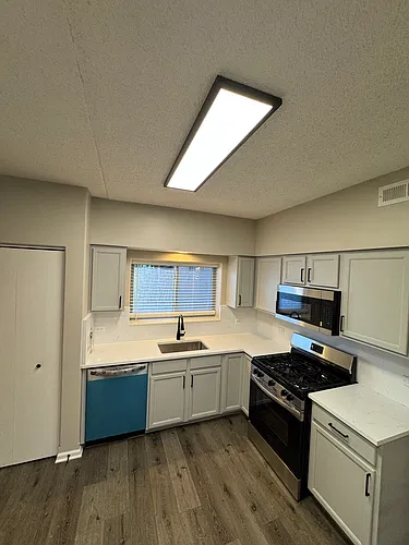 5045 N Northwest Hwy #201 Photo 1