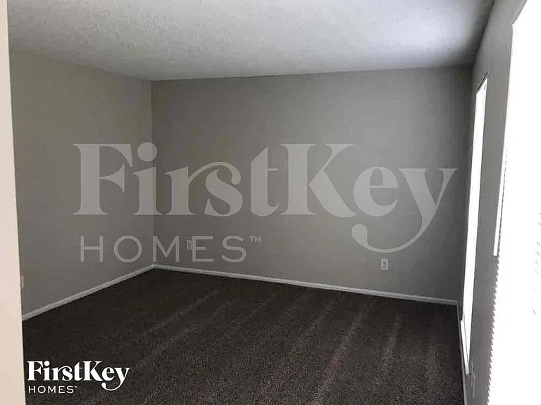 1221 Crossbrook Blvd — Photo 6