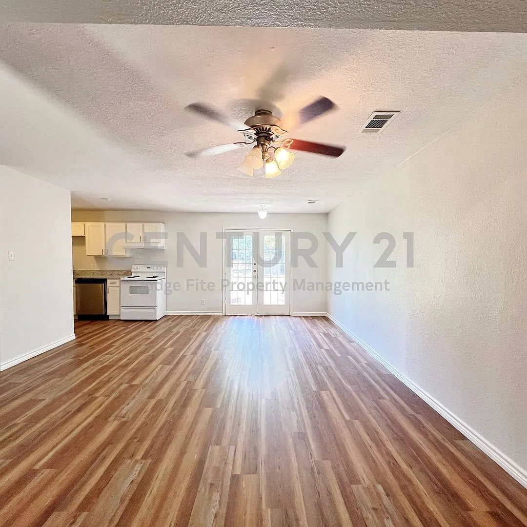Cute 3/2 in Dallas For Rent! — Photo 2
