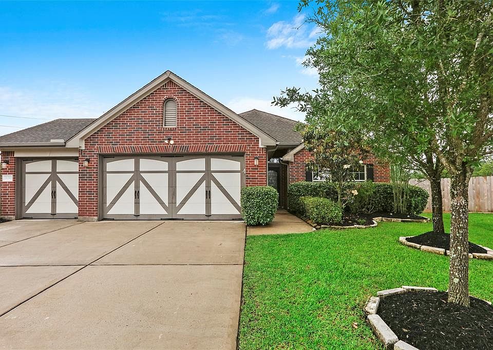 Presenting 31302 Wolf Rose Ln - in The Falls at Imperial Oaks.