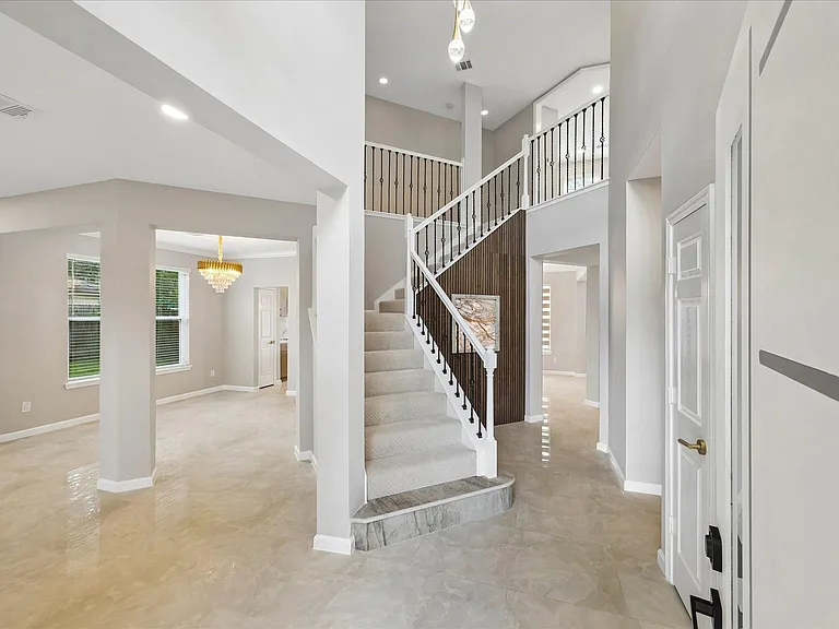 1306 Hunter Wood Dr — Photo 3