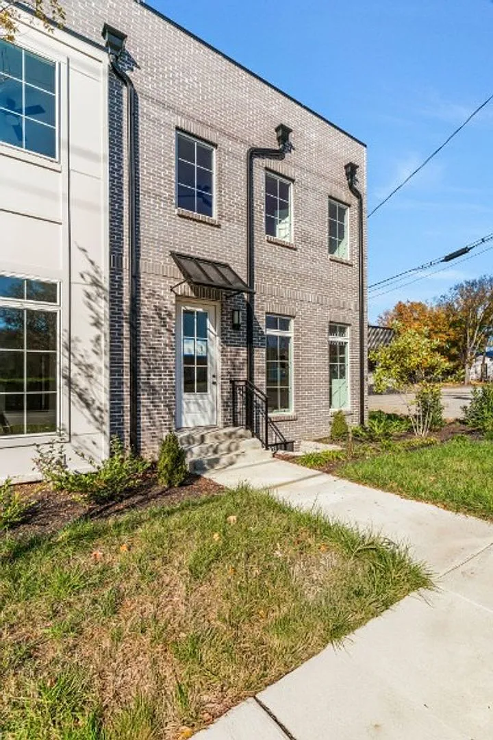 For Lease- New Build Townhome With Rooftop In Lebanon! — Photo 4