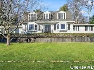 7 Bridle Path Rd, Smithtown, NY 11787