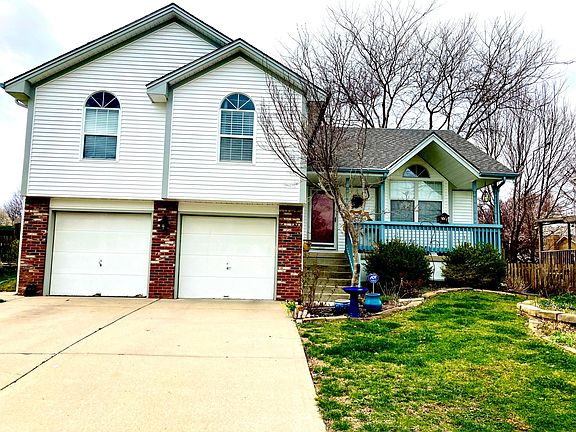 2nd image of 1612 NE Stonewood Dr