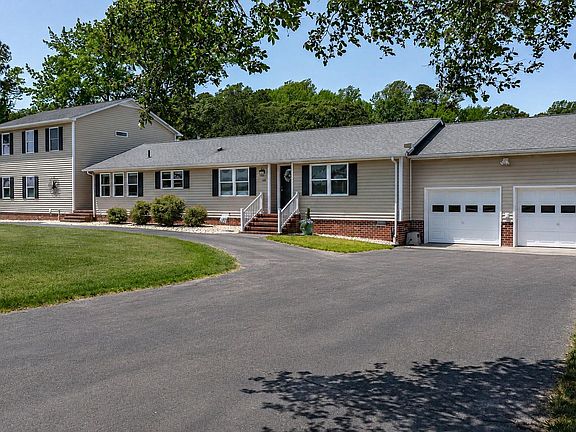 3rd image of 415 Clarke Ln